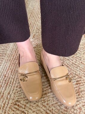 CHANEL Tan Leather Loafer mocassin  with Gold Chain pendant logo IT 41 NEW